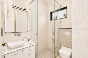 Deluxe Apartment | Bathroom - Alaya Stays Kalyan Mansion Cosmos 3BHK (Dehradun)