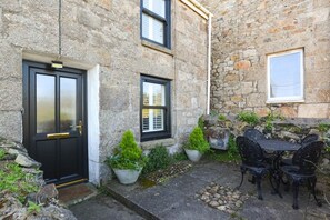 Outdoor dining - Farr Cottage | Cornish Charm & Unexpected Extras | Pool & Gym Access | Parking (St Ives)