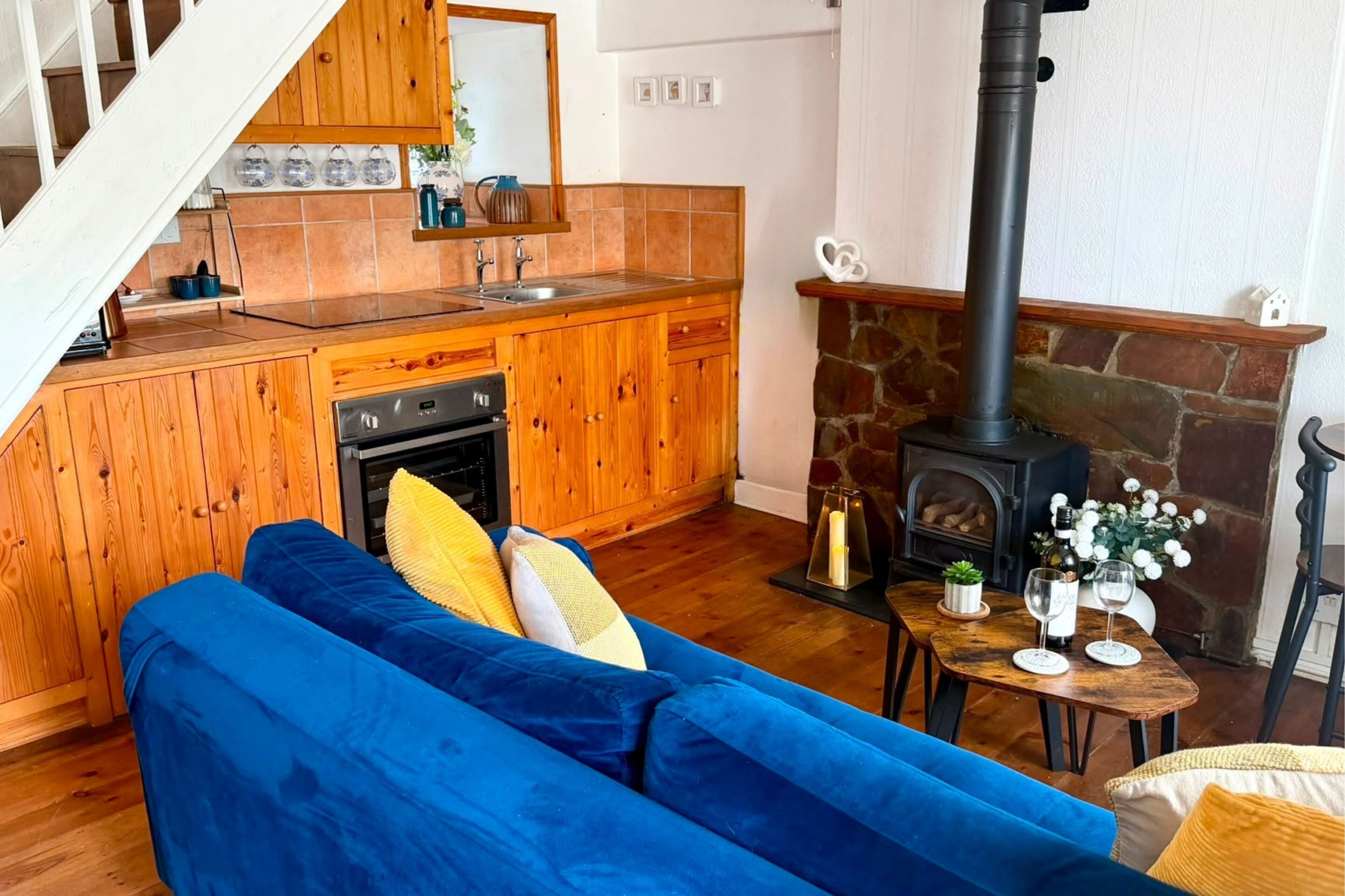 Smart-TV, Kamin, Bücher