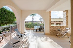 Outdoor dining - Sicilian Oasis, 200 meters from the Sea (Ognina)