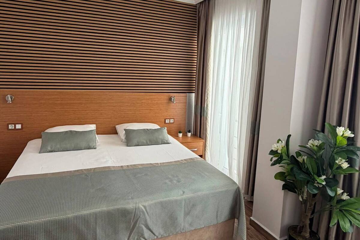 Doppel- oder Zweibettzimmer | Schreibtisch, laptopgeeigneter Arbeitsplatz, kostenloses WLAN