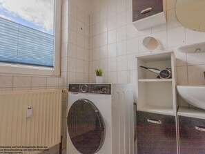 Bathroom - Vrbo Property (Hooksiel)