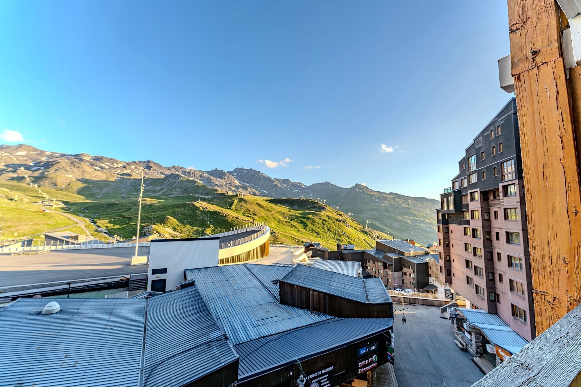 Vista de un paisaje montañoso con edificios en primer plano.