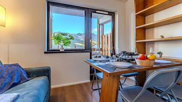 Comfort Apartment, Balcony, Mountain View | Dining