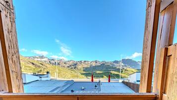 Comfort Apartment, Balcony, Mountain View | Property grounds