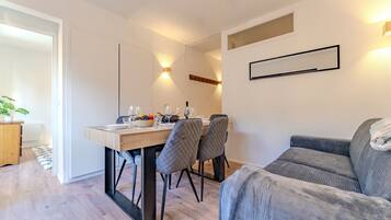 Superior Apartment, Mountain View | In-room dining