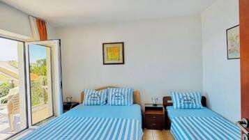 Habitación con 1 cama matrimonial o 2 individuales, vista al mar | Escritorio, espacio para trabajar con laptop y wifi gratis