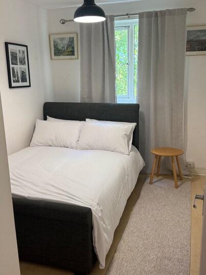 2 Bed Apartment Sleeps 4 - Free Parking - Balcony