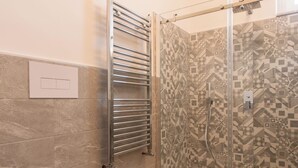 Camera con letto matrimoniale, vista vigneti (Grave Mora) | Bad