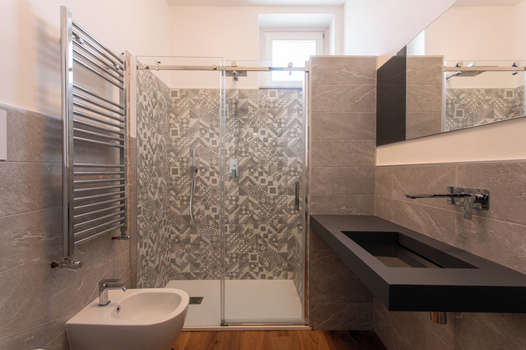 Camera con letto matrimoniale, vista vigneti (Grave Mora) | Bathroom | Shower, hair dryer, towels, soap