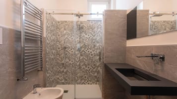 Camera con letto matrimoniale, vista vigneti (Grave Mora) | Bathroom | Shower, hair dryer, towels, soap