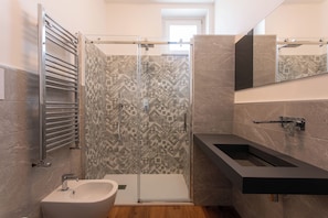 Camera con letto matrimoniale, vista vigneti (Grave Mora) | Badezimmer
