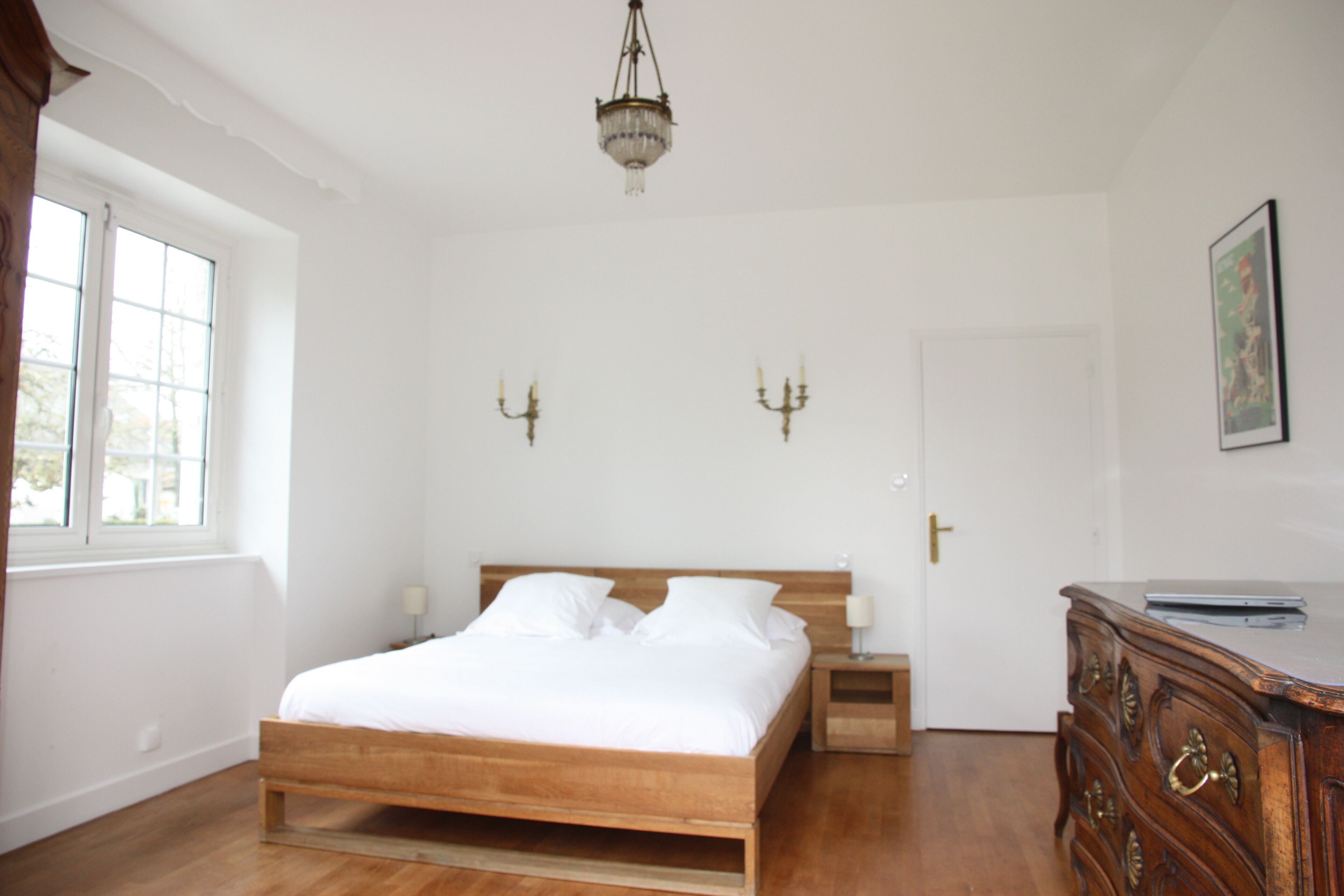 4 slaapkamers, een strijkplank/strijkijzer, internet, beddengoed
