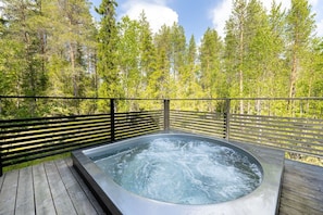 A hot tub on a wooden deck surrounded by a forest. - Villa Hellitä | Peaceful 3BR Villa with Hot Tub (Ylläsjärvi)
