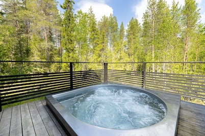 Villa Hellitä | Peaceful 3BR Villa with Hot Tub