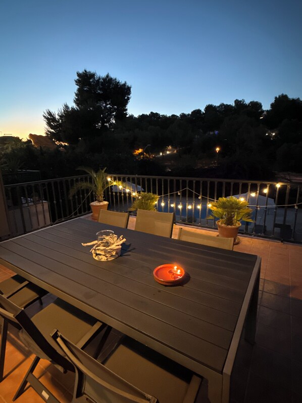 Outdoor dining