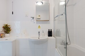 Shower, hair dryer, shampoo - Calming 2BDR Waterfront Flat with Fantastic Views (Greater London)