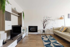 TV - Calming 2BDR Waterfront Flat with Fantastic Views (Greater London)