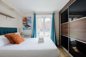 Iron/ironing board, Internet, bed sheets - Calming 2BDR Waterfront Flat with Fantastic Views (Greater London)