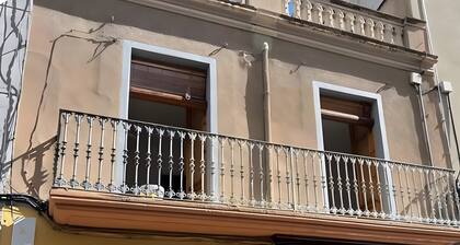 La Divina: Apartment with Balcony in the Heart of Figueres