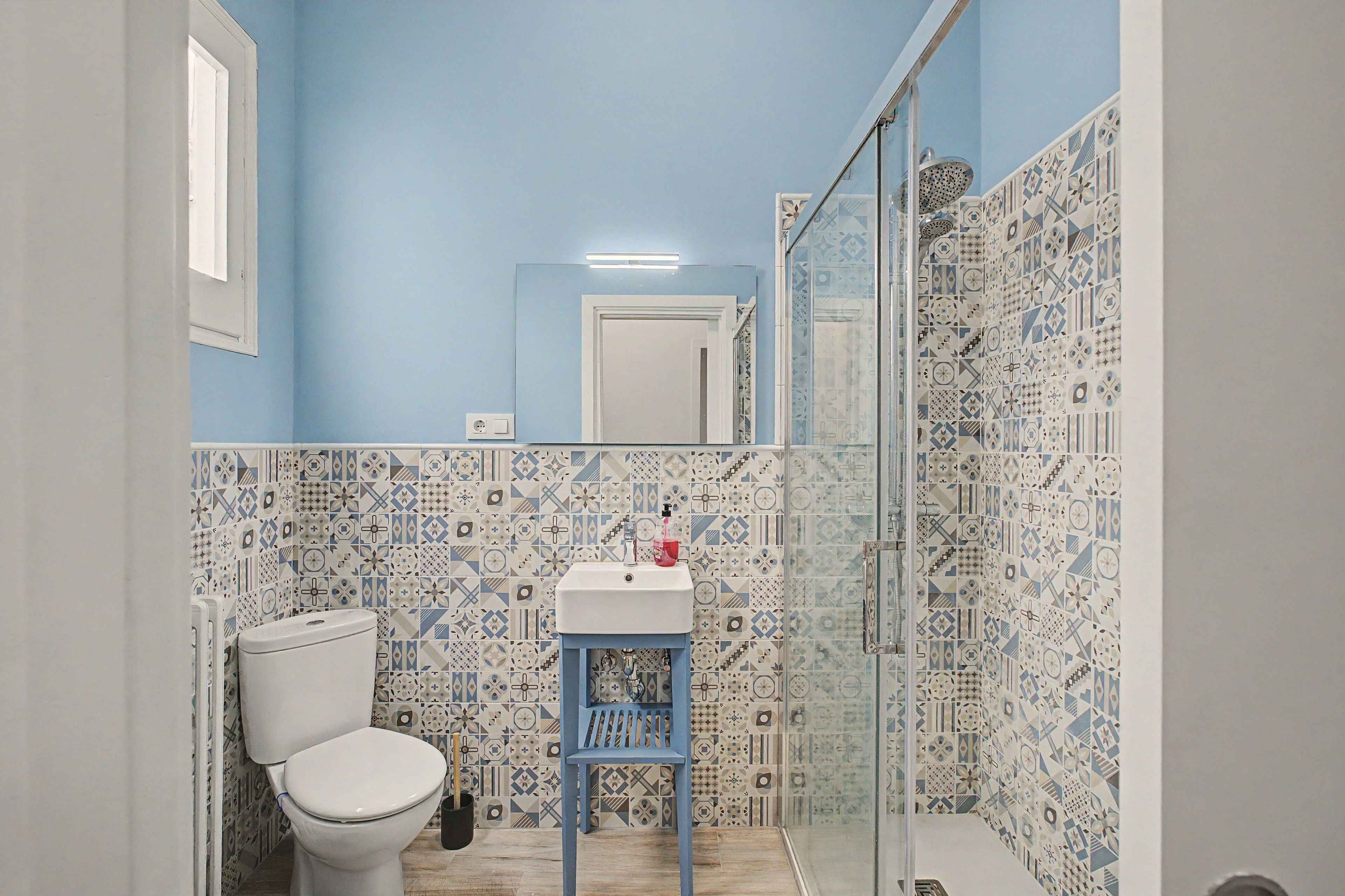 Un baño con inodoro, lavabo y ducha.