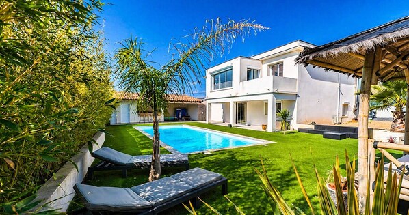 A heated pool - Large Villa with Heated Pool & Private Garden (Autignac)