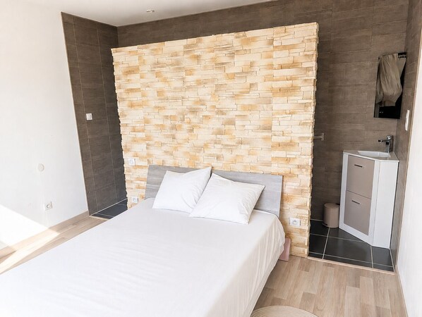 Wifi gratis y ropa de cama