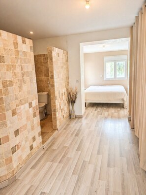 Shower, jetted bath, hair dryer, towels - Large Villa with Heated Pool & Private Garden (Autignac)