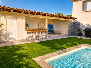 Outdoor dining - Large Villa with Heated Pool & Private Garden (Autignac)