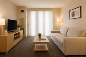 Deluxe Studio | Living area - Aurenne Grand Hotel (Toronto)