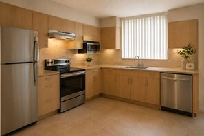 Deluxe Studio | Private kitchen | Fridge, microwave, oven, stovetop - Aurenne Grand Hotel (Toronto)