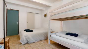 1 bedroom, bed sheets