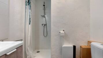 Een douche, handdoeken
