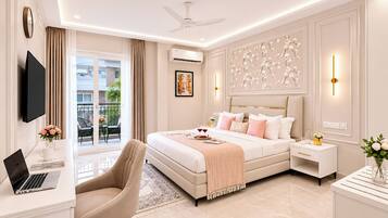 Luxury Room | Iron/ironing board, free WiFi
