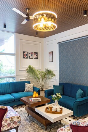 Living area - Alaya Stays Kalyan Mansion 1 Room Suites (Dehradun)