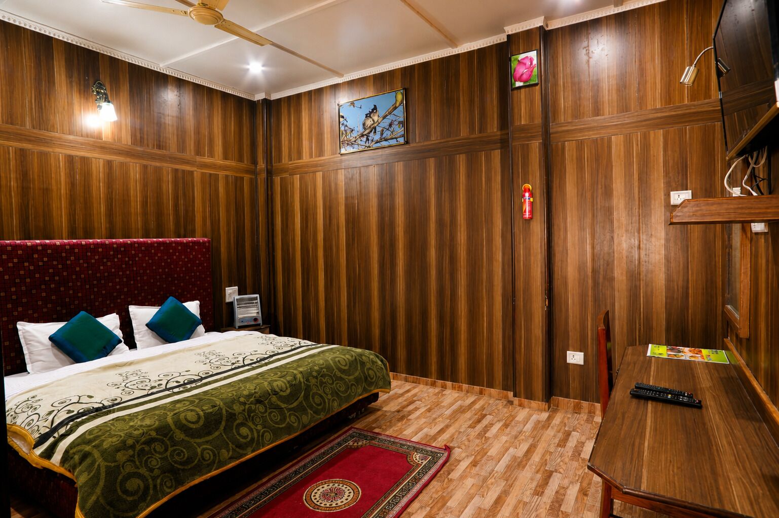 Suite Cottage | Desk, laptop workspace, blackout curtains, bed sheets