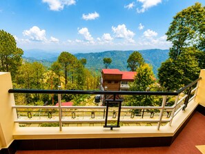 Habitación Premium, vista a la colina | Escritorio, espacio para trabajar con laptop y cortinas blackout 
