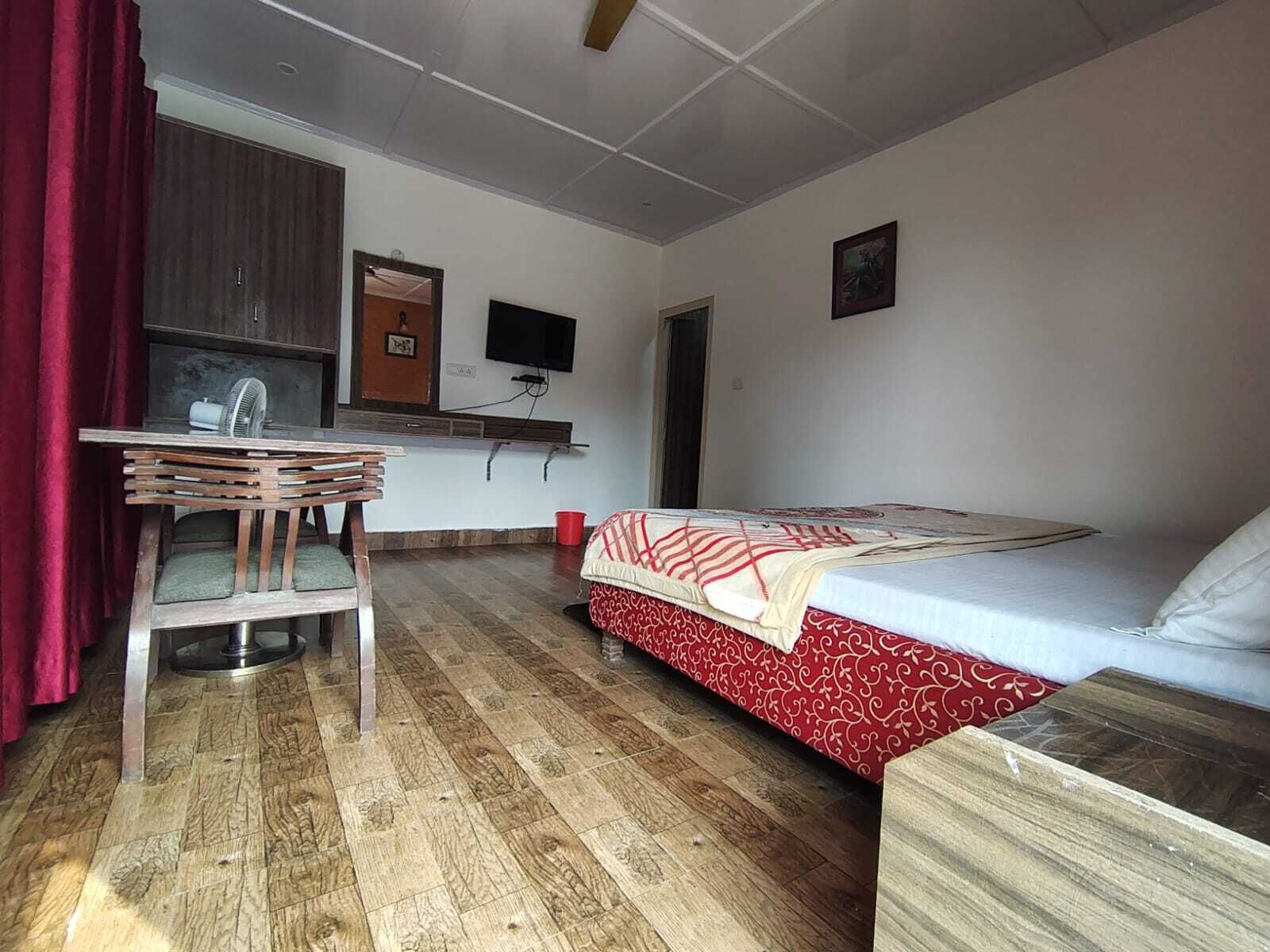 Cottage, Hill View | Desk, laptop workspace, blackout drapes, rollaway beds