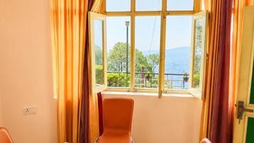 Deluxe Room, Hill View