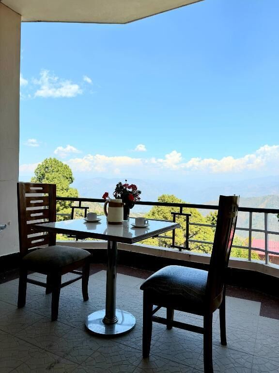 Habitación Deluxe, vista a la colina | Restaurante al aire libre