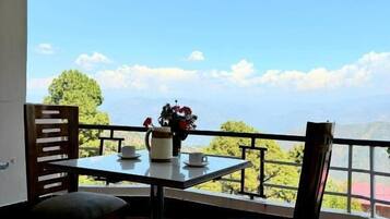 Habitación Deluxe, vista a la colina | Restaurante al aire libre