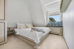Desk, iron/ironing board, travel crib, free WiFi - The Blue House in List on Sylt: Terrace, garden, and close to the beach—accommodates up to 3 people (List auf Sylt)