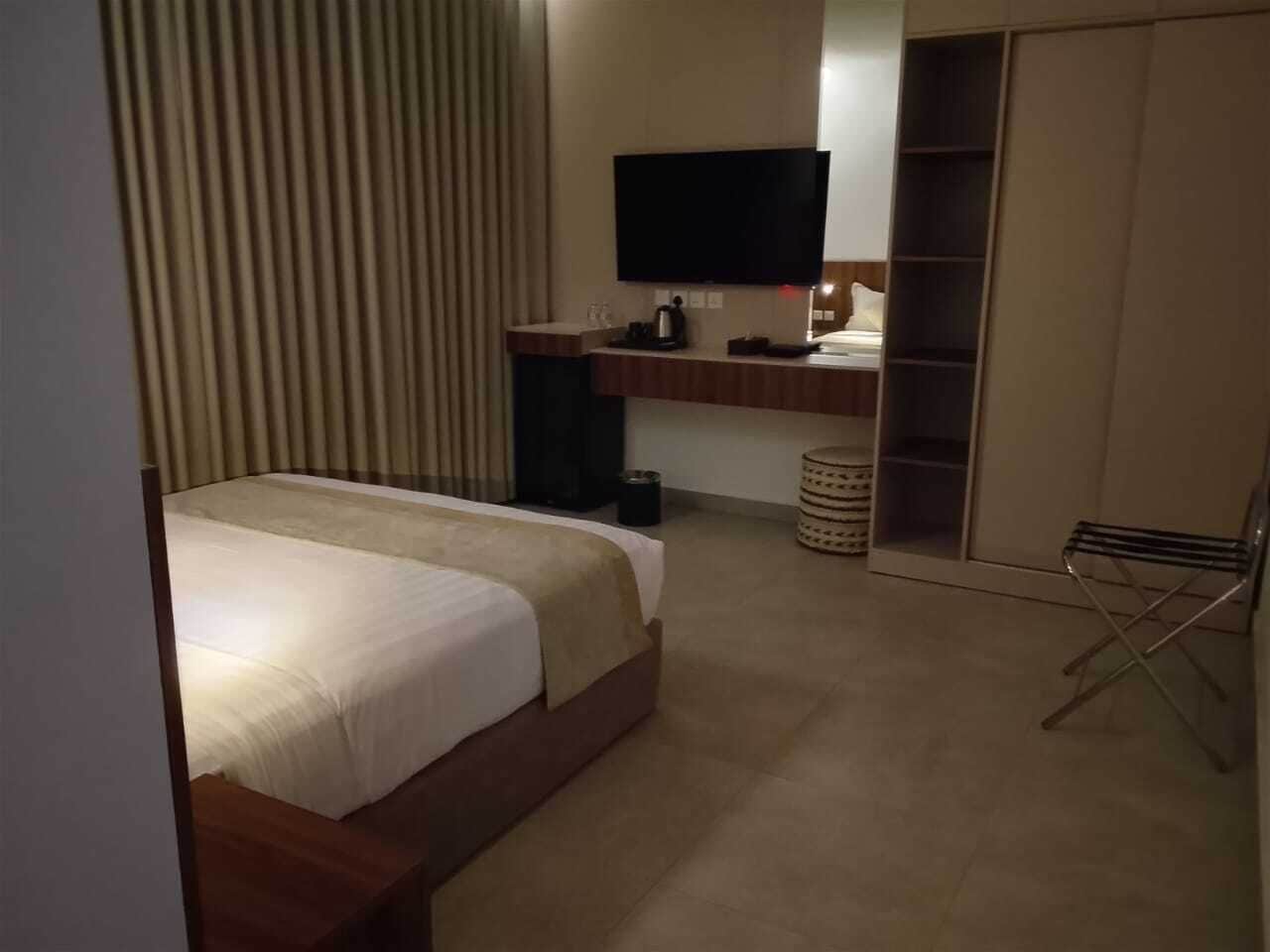 Kamar Double Standar | Meja kerja, ruang kerja ramah laptop, dan tirai kedap cahaya