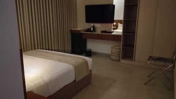 Kamar Double Standar | Meja kerja, ruang kerja ramah laptop, dan tirai kedap cahaya