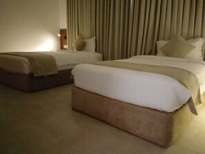 Habitación estándar con 2 camas individuales | Escritorio, espacio para trabajar con laptop y cortinas blackout 