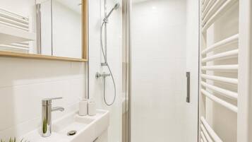 Studio | Bathroom | Bathtub, free toiletries, hair dryer, towels