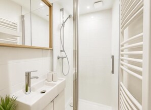 Studio | Salle de bain | Baignoire, articles de toilette gratuits, sèche-cheveux