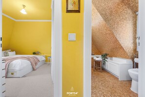 Ein Schlafzimmer mit Bett, Nachttisch und Beistelltisch.