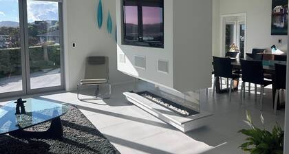Bright, Contemporary Sanctuary. Beach and City buzz on your doorstep