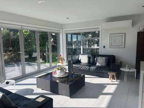 Bright, Contemporary Sanctuary. Beach and City buzz on your doorstep